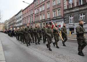 Na zdjęci widać maszerujących ulicą żołnierzy.