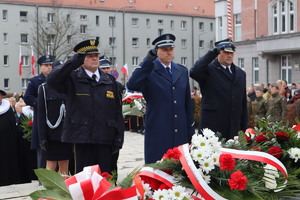 Na zdjęciu widzimy, jak przedstawiciele służb mundurowych salutują pod pomnikiem.