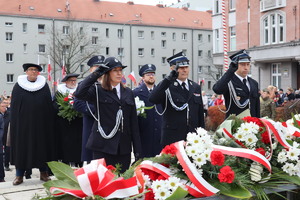 Zdjęcie przedstawia oddających honory przedstawicieli służb mundurowych.