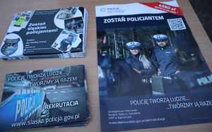 Zdjęcie przedstawia plakaty zachęcające do wstąpienia do służby w Policji.