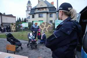 Na zdjęciu widzimy policjantkę i w oddali ludzi.