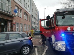 Na zdjęciu widzimy działania strażaków, wóz strażacki przed Komendą Miejską Policji w Bytomiu.