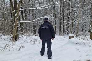 Policjant sprawdza miejsca przebywania osób bezdomnych.