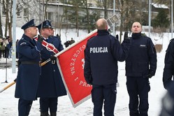 Zdjęcie przedstawia policjantów i sztandar.