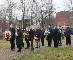 Przedstawiciele służb mundurowych, władz miasta i stowarzyszeń z wieńcami.