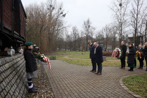 Prezydent Miasta Bytomia i przedstawiciele władz pod pomnikiem Ofiar Tragedii Górnośląskiej