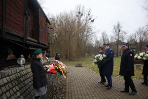 Przedstawiciele służb mundurowych pod pomnikiem Ofiar Tragedii Górnośląskiej