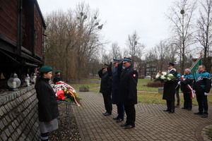 Komendant Straży Miejskiej, Zastępca Komendanta Miejskiego Policji w Bytomiu i Komendant Państwowej Straży Pożarnej oddają honory poległym w Tragedii Górnośląskiej przy pomniku.