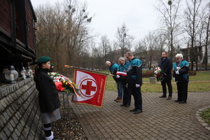 Honorowi Dawcy Krwi ze sztandarem przed pomnikiem Ofiar Tragedii Górnośląskiej