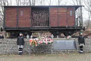 Pomnik Ofiar Tragedii Górnośląskiej w Bytomiu i harcerze.