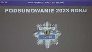 Odznaka policyjna z napisem Bytom i napis podsumowanie 2023 roku