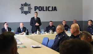 Prezydent Miasta Bytomia przemawia na odprawie rocznej w Komendzie Miejskiej Policji w Bytomiu
