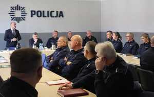 Przewodniczący Rady Miasta przemawia na odprawie rocznej w Komendzie Miejskiej Policji w Bytomiu