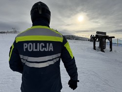 Na zdjęciu widzimy policjanta na stoku