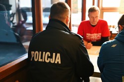 Policjant, który rejestruje się jako dawca szpiku.