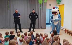 Dzielnicowi i maskotka śląskiej Policji z przedszkolakami na spotkaniu