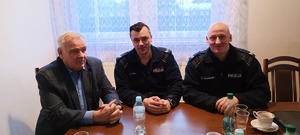 Na zdjęciu policjanci i członek zarządu Rodzinnych Ogródków Działkowych.