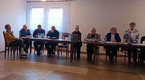Na zdjęciu dzielnicowi na spotkaniu z działkowcami