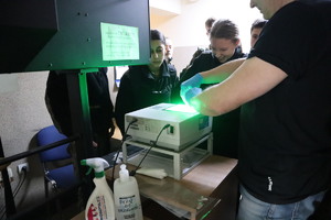 technik kryminalistyki KMP w Bytomiu pokazujący uczniom pobieranie odcisków palców