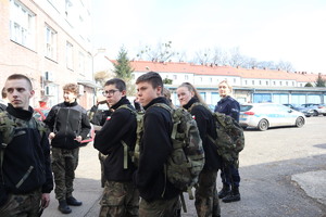 uczniowie klasy mundurowej i policjantka na placu wewnętrznym bytomskiej komendy
