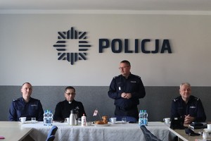 Komendant Miejski Policji w Bytomiu inspektor Andrzej Brzozowski, jego zastępcy młodszy inspektor Michał Sokołowski i młodszy inspektor Damian Radziejowski oraz ksiądz kapelan Joachim Gondro w sali konferencyjnej KMP Bytom