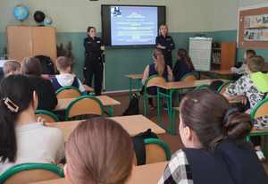 Na zdjęciu policjantki prowadzą prelekcję dla uczniów.