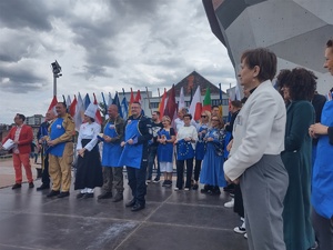 Na zdjęciu uczestnicy pikniku i organizatorzy.