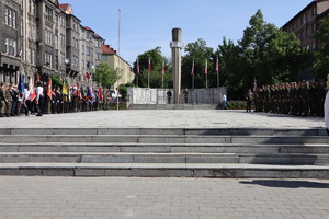 Na zdjęciu pomnik, po bokach zgromadzeni mundurowi.