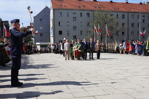 Na zdjęciu osoby w tym reprezentanci miasta i służb mundurowych z kwiatami.