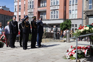 Na zdjęciu salutujący przedstawiciele służb mundurowych