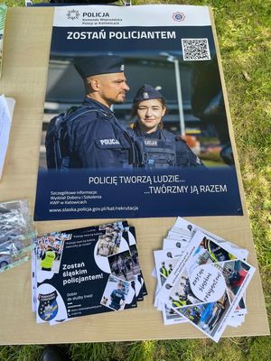 Na zdjęciu plakat i ulotki, zostań śląskim policjantem.