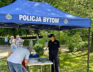 Na zdjęciu stoisko, na nim napis Policja Bytom. Przy stoisko policjantka.