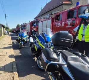 Na zdjęciu policyjne motocykle zaparkowane obok wozustrażackiego.