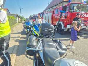 Na zdjęciu policyjne motocykle i wóz strażacki.