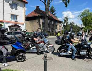 Na zdjęciu motocykliści, za mini policjant.