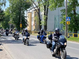 Na zdjęciu przemieszczający się motocykliści.