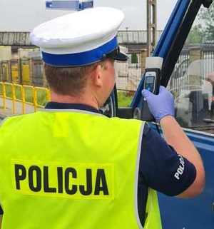 Na zdjęciu policjant przeprowadzający badanie trzeźwości.