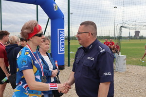 Na zdjęciu medalistka i policjant