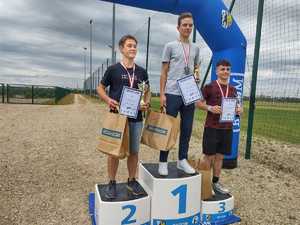 Na zdjęciu trzej medaliści stojący na podium.