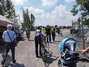 Na zdjęciu policjanci przemieszczający się pośród tłumu.