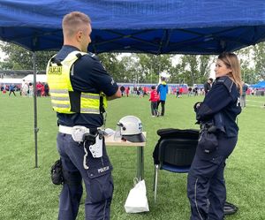 Na zdjęciu stoisko bytomskich mundurowych, przy nim policjantka i policjant.