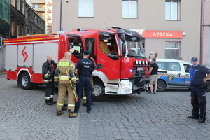 Na zdjęciu policjanci, strażacy i wóz strażacki