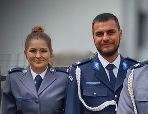 Na zdjęciu policjant i policjantka.