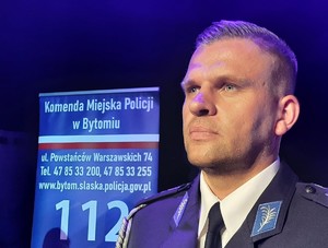 Na zdjęciu twarz policjanta.