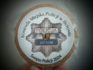 Na zdjęciu okrągłe ciastko, na nim napis Komenda Miejska Policji w Bytomiu Święto Policji 2024