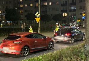 Na zdjęciu policjanci na drodze sprawdzający stan trzeźwości kierujących.