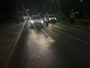 Na zdjęciu policjanci na drodze sprawdzający stan trzeźwości kierujących.