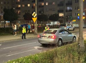 Na zdjęciu policjanci na drodze sprawdzający stan trzeźwości kierujących.