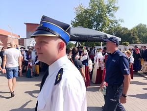 Na zdjęciu mundurowi przemieszczający się pośród zgromadzonych uczestników wydarzenia.