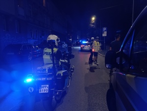 Na zdjęciu policjant bytomskiej drogówki na motocyklu.